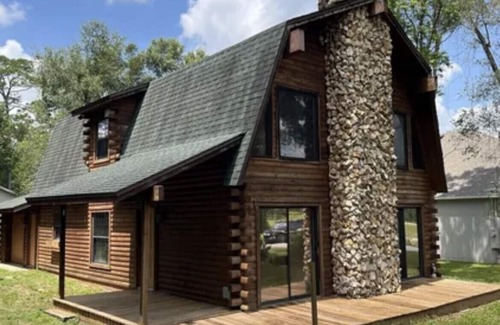 Mount Plymouth Cabin | Discover Orlando's Chic Cabin with Hot Tub & Sauna