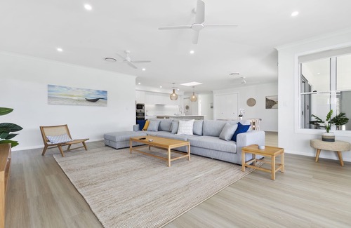 Banksia Beach House | Discover Osprey Oasis: Family-Friendly with Breakfast Included
