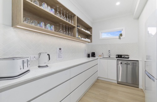 Banksia Beach House | Discover Osprey Oasis: Family-Friendly with Breakfast Included