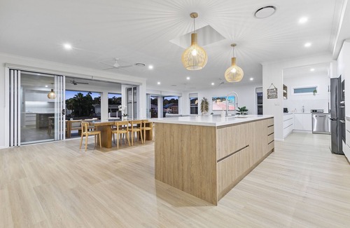 Banksia Beach House | Discover Osprey Oasis: Family-Friendly with Breakfast Included