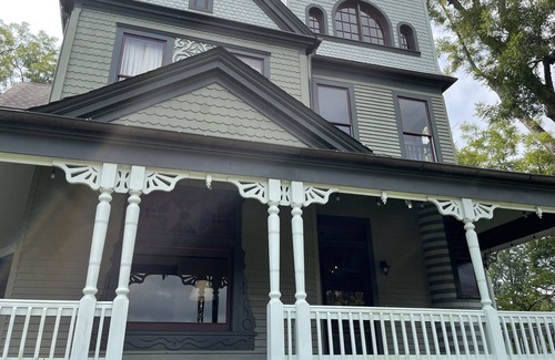 Anniston Bed & Breakfast | Welcome to our BNB Historical District. Reservation for the whole house.