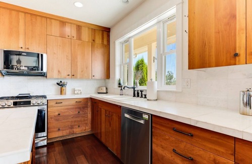 Newberg House | Discover Oz: Vibrant Vineyardside Estate with Premium Amenities!