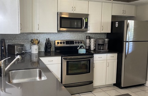 Kings Lake Condo | Discover Paradise: 2-Bed Condo with Pool & Ocean Views!