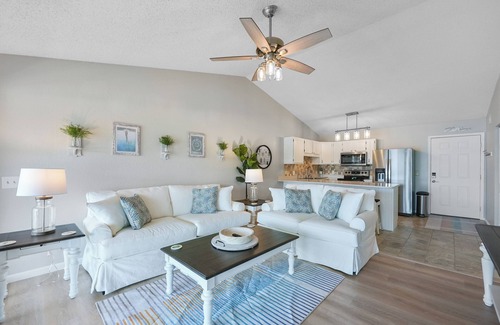 Osage Beach Condo | Discover Paradise: Lakefront Pool & Boat Slip Retreat