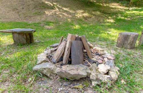 Lancaster Cabin | Discover Tranquil Parkview Hollow: Family-Friendly Retreat