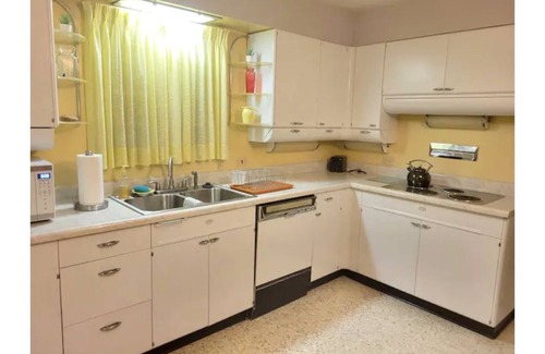 Indianapolis House | Experience Nostalgia at Retro House – Family-Friendly Retreat