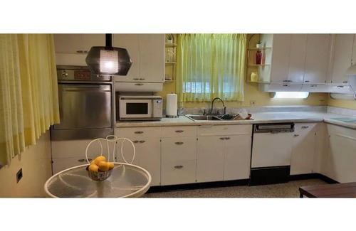 Indianapolis House | Experience Nostalgia at Retro House – Family-Friendly Retreat