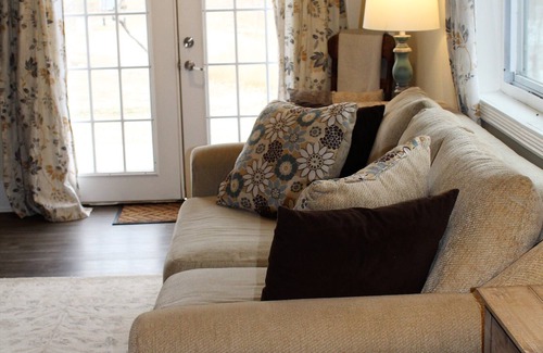 Gibbon House | Discover River Run: 2-Bedroom Barn Cottage with Pool