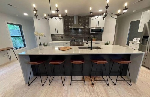 Oriental House | Discover Sailors' Haven: Pet-Friendly Retreat with Spa & Pool