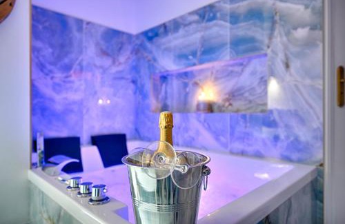 Montgeron Apartment | Explore Santorini: 4-Star Hotel with Spa & Hot Tub Luxury