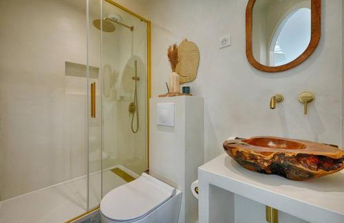 Montgeron Apartment | Explore Santorini: 4-Star Hotel with Spa & Hot Tub Luxury
