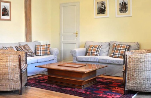 Aubigny-sur-Nere House | Discover Scotland: Family-Friendly Hotel with Kitchen Amenities
