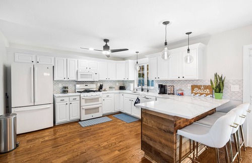 Keansburg House | Discover Sunny Side Beachfront Getaway: Family-Friendly Haven