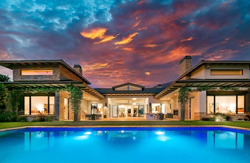 Malibu House | Experience Surf Beach Malibu Estate – Rated 10/10 Stay!