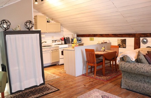 Alplaus Apartment | Experience the Brown Barn: Rated 10/10 with Breakfast & Kitchen