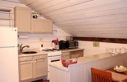 Alplaus Apartment | Experience the Brown Barn: Rated 10/10 with Breakfast & Kitchen