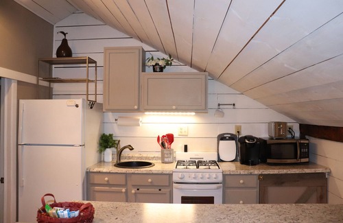 Alplaus Apartment | Experience the Brown Barn: Rated 10/10 with Breakfast & Kitchen
