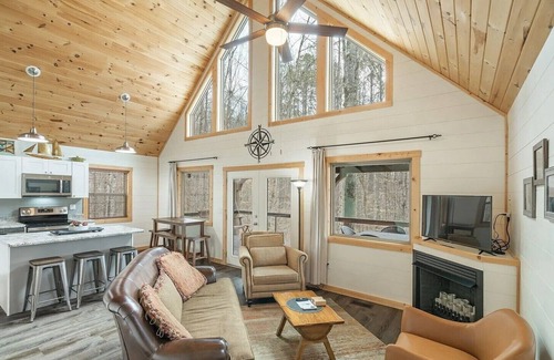 Tellico Plains Cabin | Welcome to the Compass Lodge! Sit back and relax in this calm, stylish space.