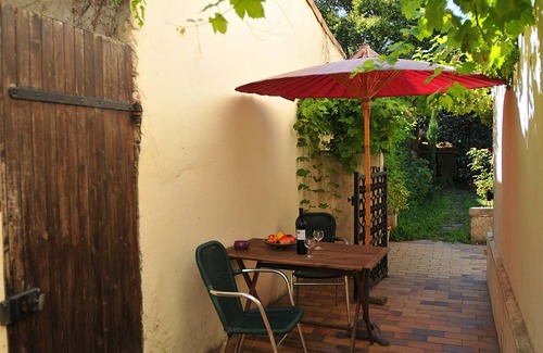 Avignon Cottage | Discover the Cozy Farmhouse of the Violet with Pool Access
