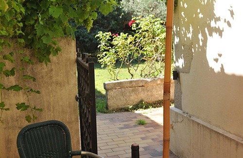Avignon Cottage | Discover the Cozy Farmhouse of the Violet with Pool Access