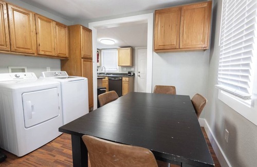 Independence House | Cozy 3-Bedroom Retreat in Independence, MO – Guest Rated 9.8