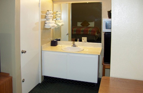 Taft House | Discover Comfort at Holland Inn Suites Double Room