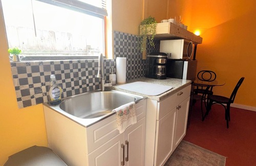 Gulf Breeze House | Explore the Jungle: Family-Friendly Suite Near the Beach