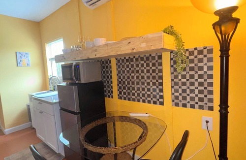 Gulf Breeze House | Explore the Jungle: Family-Friendly Suite Near the Beach