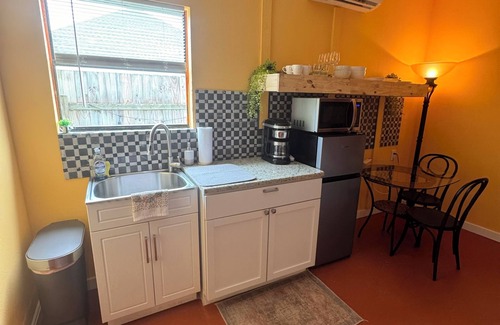 Gulf Breeze House | Explore the Jungle: Family-Friendly Suite Near the Beach
