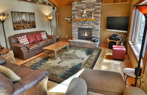 Minong Cabin | Discover Lazy Dog Lodge Retreat by Minong Flowage