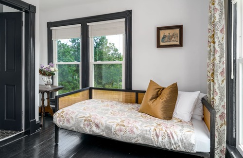 Nellysford Hotel | Discover Everett Estate: Modern Comfort in Historical Elegance