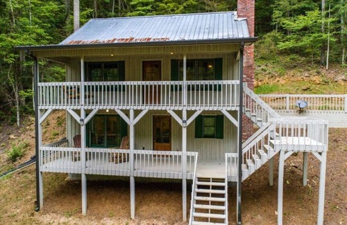 Talking Rock Cabin | Discover a Secluded Creekside Cabin with Walk-In Access