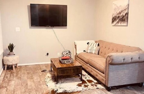 Norman House | Experience Unmatched Comfort at the Soonerschooner Hotel