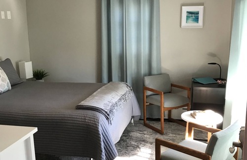 Bristol Apartment | Discover Comfort at The State Room - Rated 9/10!