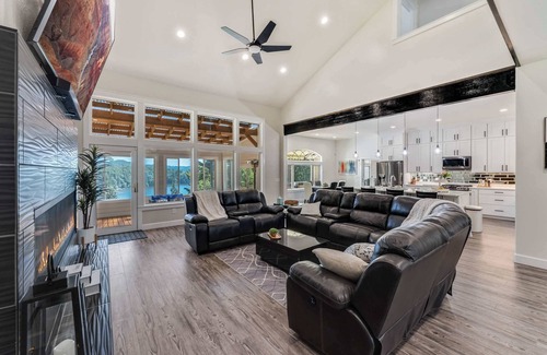 Lakeside Villa | Welcome to THE ultimate Lakefront Villa!