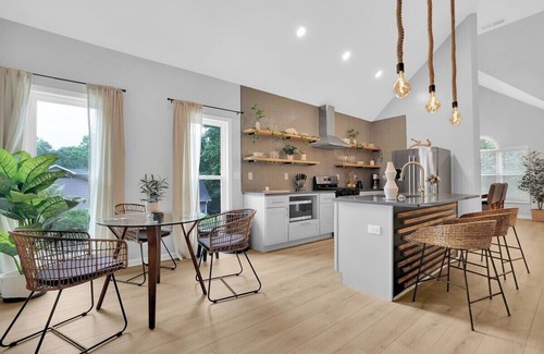 Rex House | Explore the Urban Jungle: Family-Friendly with Pool Access