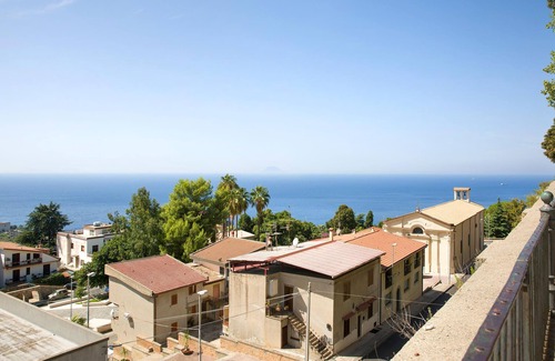 Palmi House | Discover Your Oceanfront Retreat in Beautiful Palmi