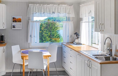 Vestvagøy House | Cozy Cottage Retreat with Lake View & Spa in Leknes