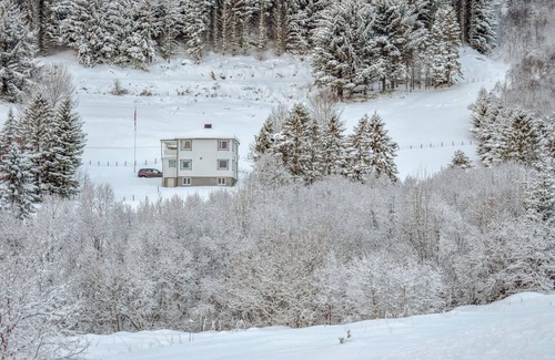 Vestvagøy House | Cozy Cottage Retreat with Lake View & Spa in Leknes