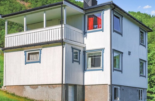 Vestvagøy House | Cozy Cottage Retreat with Lake View & Spa in Leknes