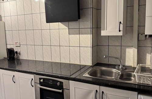 Valence House | Welcome to this newly renovated cozy & charming home in Dagenham, East London