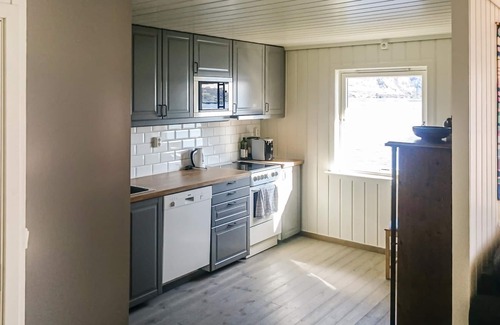 Hyllestad House | Discover Your Dream Getaway at This Lakeside Retreat