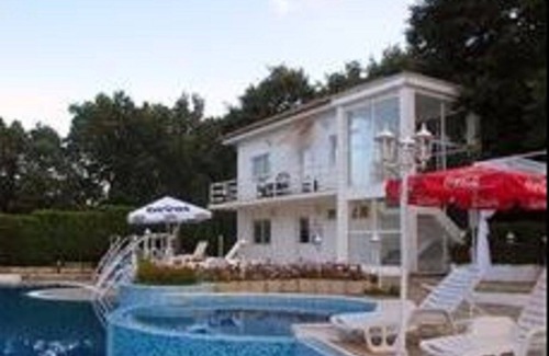 Golden Sands Villa | Discover Villa Bellevue: A Budget-Friendly Retreat