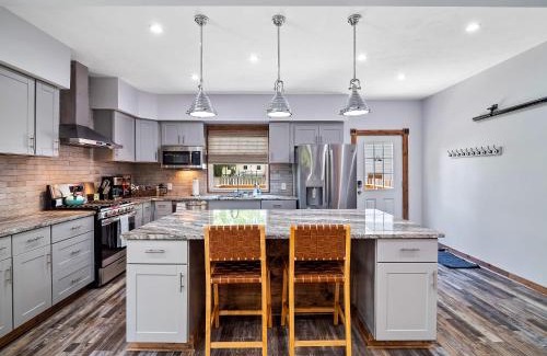 Geneva House | Discover Wine Country – 4-Star Haven with Family Amenities