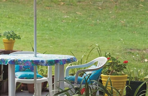 Nambucca Heads Apartment | Cozy Pacific Studio: Your Home Away with Pool & Kitchen