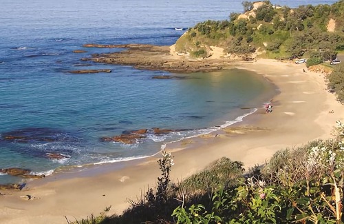 Nambucca Heads Apartment | Cozy Pacific Studio: Your Home Away with Pool & Kitchen