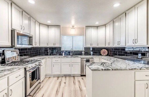 Norman House | Discover Your Perfect Retreat in Norman, OK with Pool & Breakfast