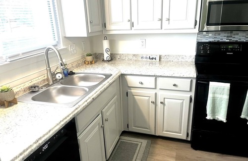 Gunter Afs House | Convenient Woodmere Townhouse Room with Spa & Breakfast!