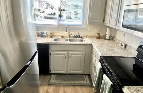 Gunter Afs House | Convenient Woodmere Townhouse Room with Spa & Breakfast!