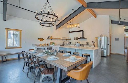 Leavenworth House | Franz Lodge: Ideal for Groups with Hot Tub & Pet Friendly
